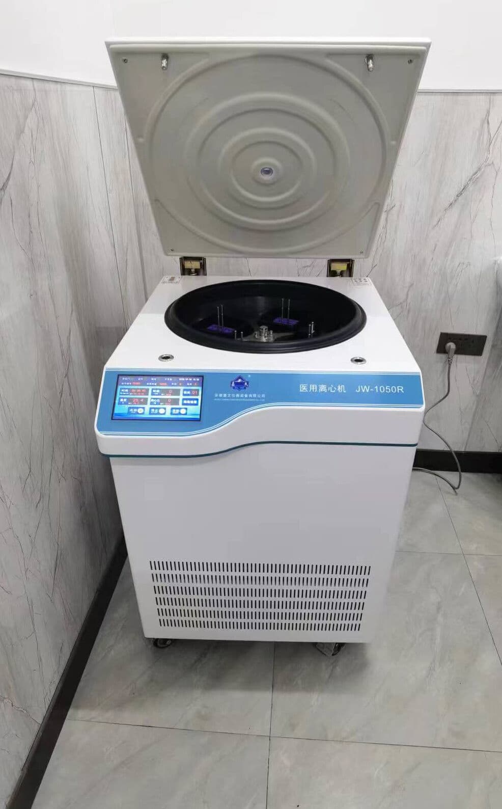 Javenlab JW-1050R large-capacity refrigerated centrifuge at the Institute of Biology, Chinese Academy of Sciences