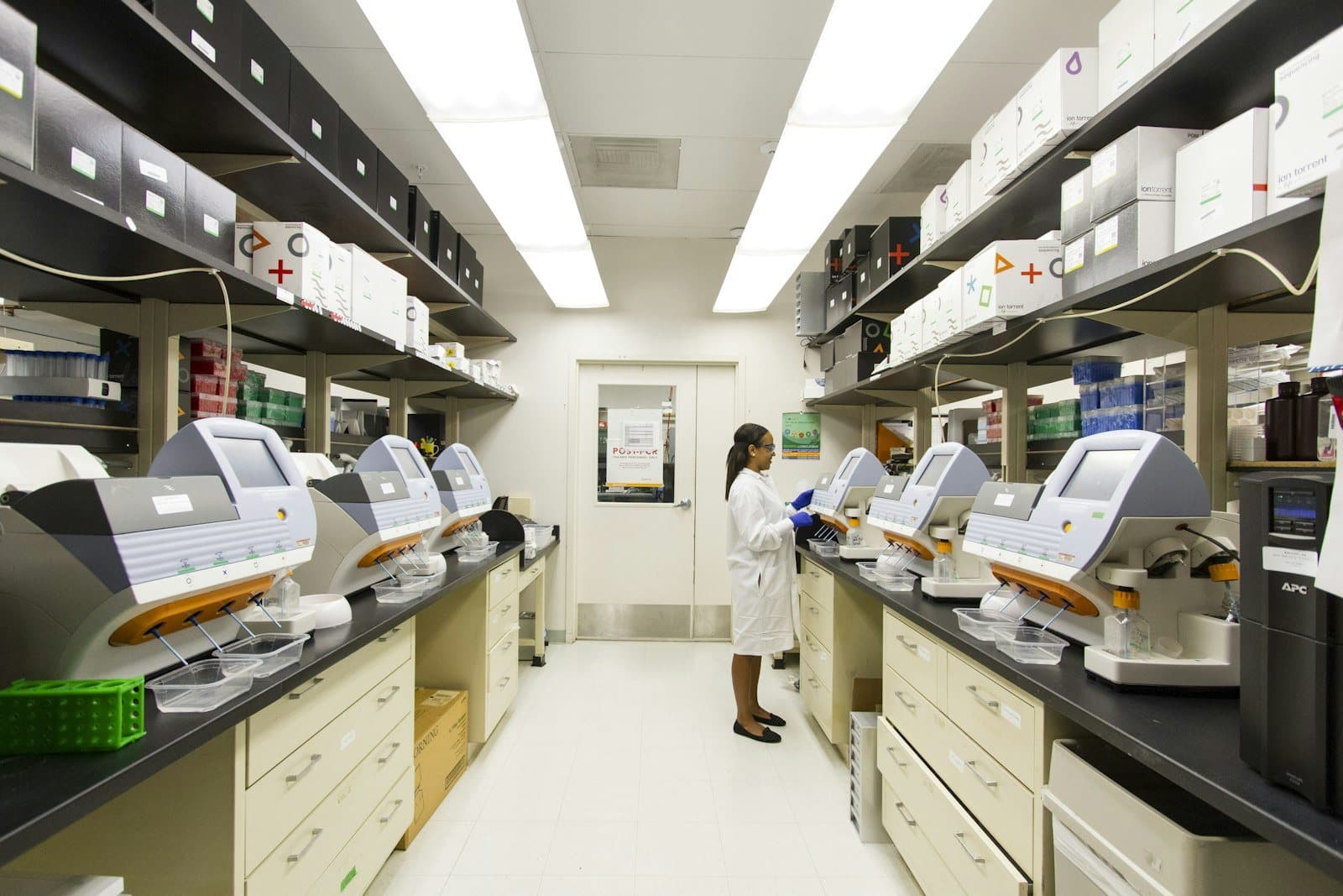 Modern laboratory using Javenlab centrifuges